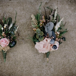 ENNAJAH medium buttonhole Blush soft pink, ivory, dark blue, greenery tones / Boho groom wedding boutonniere / Men's boho corsage Standard