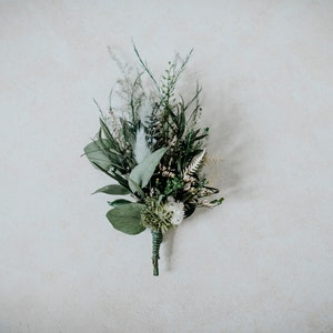 BRITTON medium buttonhole | Green/light blue/white/ivory tones grooms boutonniere / Groomsmen minimal wedding Men boho corsage for weddings