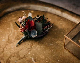 AKILAH standard buttonhole | Red-burgundy pink dark blue boho grooms corsage with preserved eucalyptus / Mens/groomsmen wedding boutonniere