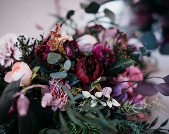 MABELLE smaller center piece | Deep cyclamen, burgundy, violet, powdery, marvelous wedding table Boho floral arrangement / Flowery bridal