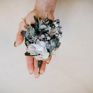MOSSY standard buttonhole | Wild white-ivory-sage-green-grey tones / Groom wedding boutonniere / Men&#39;s boho corsage