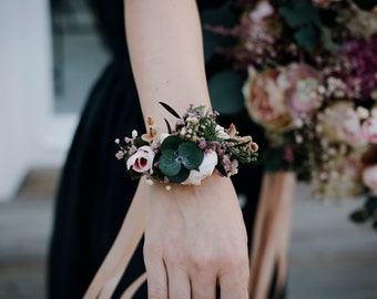 JADIDA | Peach, blush, violet bridal bracelet with preserved eucalyptus / Brides and bridesmaids floral accessory for a boho wedding