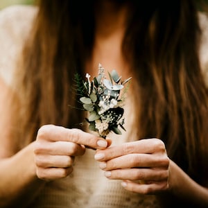 MIURRA buttonhole | Greenery white ivory minimalist eucalyptus boho groomsmen corsage, preserved plants / Groomsmen&#39;s wedding boutonniere