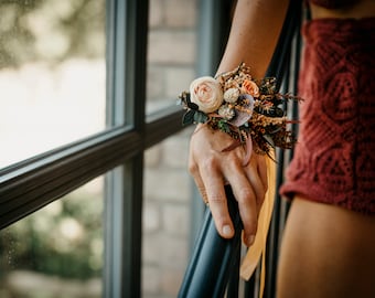 KALLALA | Wild light orange ivory peach floral bracelet / For brides and bridesmaids for a boho wedding / Flower bridal hand corsage