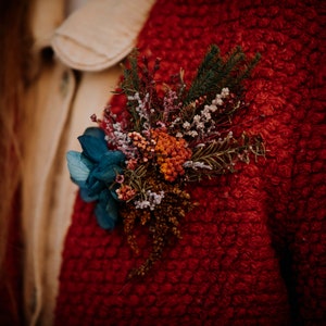 ACHILLEA Reich verzierte Brosche in kräftigen Farben / Florale orientalische Brustnadel / Braut-Boho-Blumen-Clip mit konservierten Pflanzen Bild 1