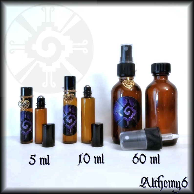 K&ouml;nnte beinhalten: Vier bernsteinfarbene Glasflaschen mit Roll-on- und Spr&uuml;hverschl&uuml;ssen. Die Flaschen sind mit einem lila und goldenen Design beschriftet. Die Flaschen sind mit den Gr&ouml;&szlig;en 5 ml, 10 ml und 60 ml beschriftet. Der Text "Alchemy6" befindet sich am unteren Rand des Bildes.