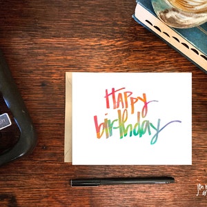 Gelukkige verjaardag, wenskaart; handbelettering; blanco kaart met envelop