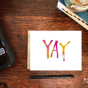 Yay, biglietto di auguri; lettering a mano; carta vuota con busta