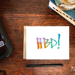HBD! verjaardag wenskaart; handbelettering; blanco kaart met envelop