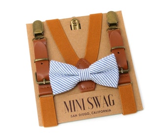 Pajarita de seersucker azul marino y tirantes de cuero color camel --- PERFECTA para padrinos de boda, portadores de anillos o pajes, para fiestas de cumpleaños, a rayas