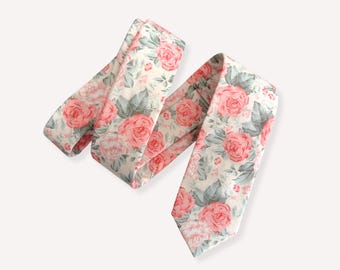Corbatas y pajaritas florales en coral, rosa ruborizado y verde salvia / Boda en un jardín de primavera