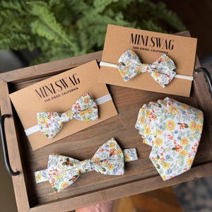 Familjematchande outfits | Slipsar, flugor, hårrosetter | Vårgul vildblomma | Matchande far-son-kläder | Present till nyfödd