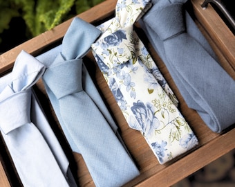 Corbatas de boda, pajaritas y pañuelos de bolsillo con estampado floral azul polvoriento, crepúsculo y azul francés.