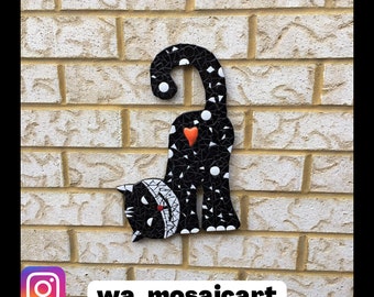 Chat noir et blanc. Fabriqué à la main. Insert coeur en mosaïque Carreaux de céramique. Le meilleur cadeau Art de la mosaïque