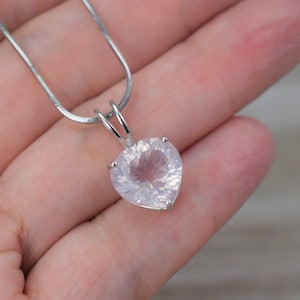 Rozenkwarts hart hanger ketting (sterlingzilver) - hol geslepen / gefacetteerde edelsteen - 12 mm