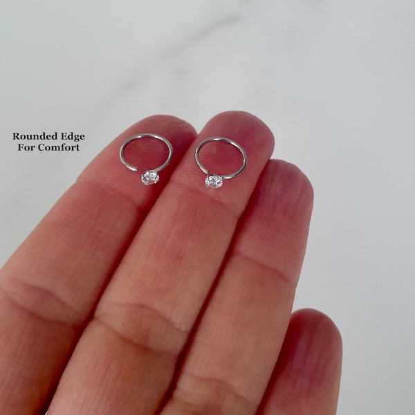 Huggie ouvert unique en titane, petite boucle d'oreille ouverte CZ, lobe, piercing nez, mini anneau câlin, créole scintillant délicat en argent ou or