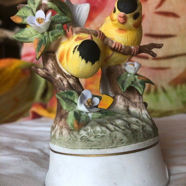 Vintage Towle Bone China, handgemalter und handgefertigter gelber Vogel auf Blumenreben-Spieluhr, antike figurale Vogel- und Blumen-Spieluhr