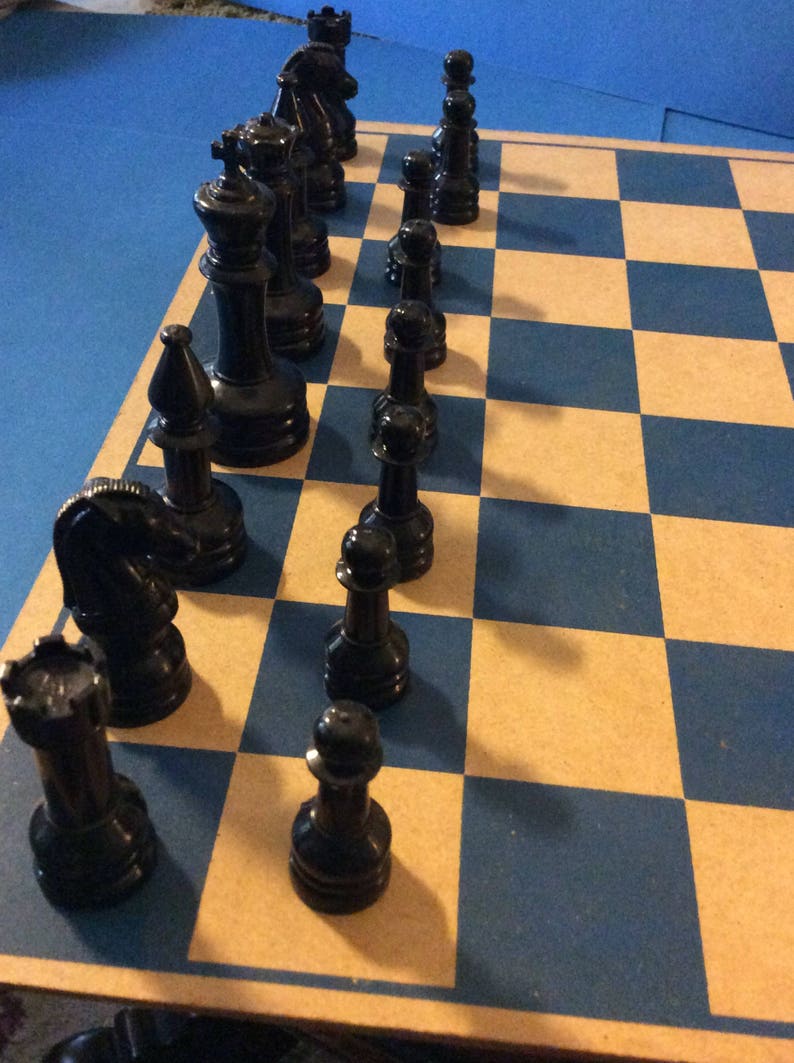 authentic Staunton design. Chess set