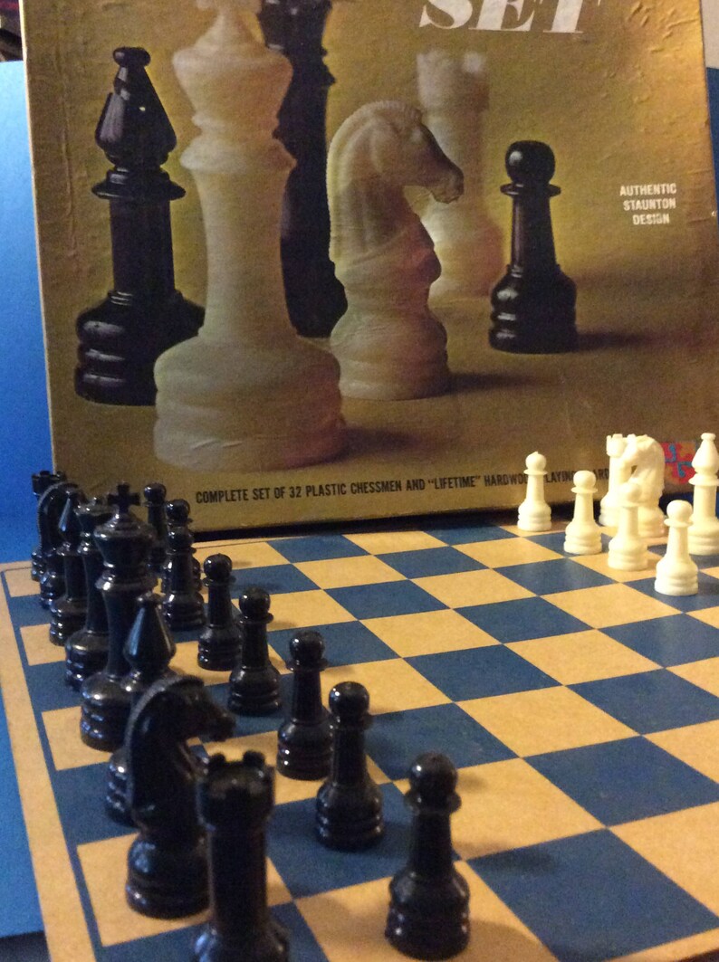 authentic Staunton design. Chess set