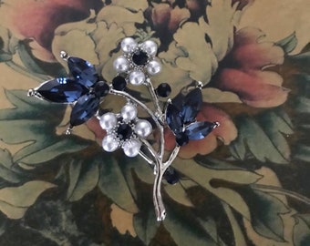 Broche d'inspiration vintage, Broche fleur bleue en cristal pour femme dans un sac cadeau
