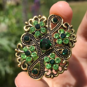 Vintage Emerald Green Rhinestone Brooch: Antique Gold Tone Finish