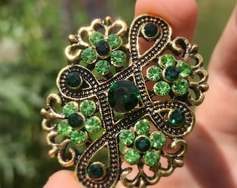 Green brooch, vintage brooch, emerald green brooch, green jewellery, mom brooch, nan brooch, aunt brooch, mothers day gift