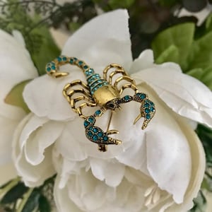 Vintage Style Scorpion Brooch: Green Crystal Rhinestone Jewelry