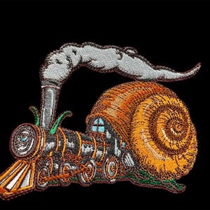 Può includere: Toppa ricamata di una lumaca con un motore di un treno attaccato al suo guscio. La lumaca è marrone e arancione, il treno è nero e argento, e il fumo è bianco.