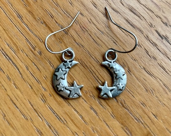 Un paio di graziosi orecchini pendenti con chiusura a clip a forma di luna e stella placcati in argento e diamanti. - Italia