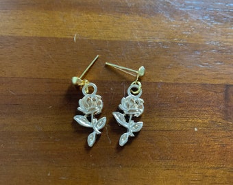 Earrings, gold earrings, gold earrings dangle, gold floral earring, floral earrings, flower earrings, gold flower earrings, earrings flower