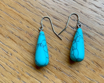 Blauwe oorbellen, hangoorbellen, oorbellen, synthetisch turkoois, blauwe oorbellen zilver, blauwe oorbellen bengelen, blauwe oorbellen druppel