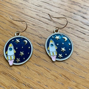 Planet earrings, space earrings, gold earrings, earrings, earrings planet, earrings space, fun earrings, planet jewellery, planet jewelry