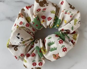 Coletero con animales del bosque: coletero color crema con aspecto de lino, setas y flores. Un bonito accesorio para el pelo de estilo cottagecore. Un regalo hecho a mano para ella.