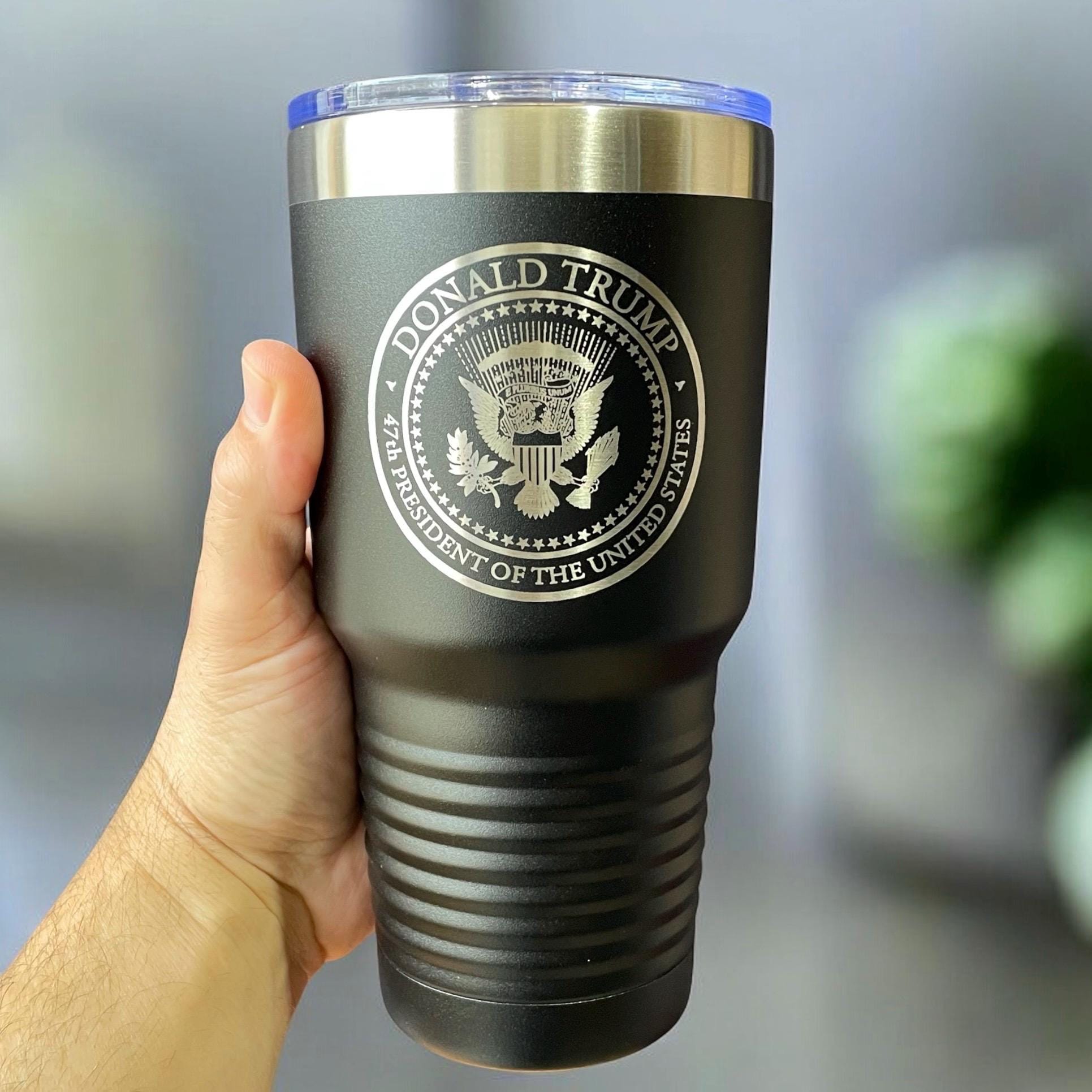Trump 2024 Flag Tumbler Vaso Donald Trump De 20 Oz Vaso Grabado Con La - Foto 9