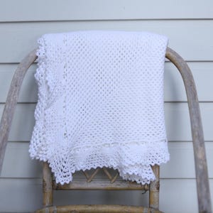 Handgemachte weiße Häkeldecke mit Spitzenrand Vintage Style Cottagecore Dekor
