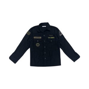 Pode incluir: Camisa preta de manga comprida com patches e ins&iacute;gnias de estilo militar. Apresenta uma etiqueta com o nome "H. BUDDYS" e "U.S. ARMY" acima dos bolsos. A camisa tem gola e punhos abotoados.