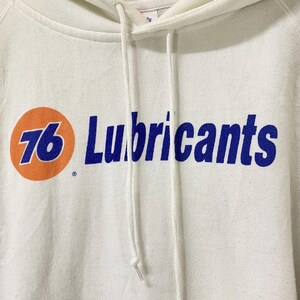 Puede incluir: Sudadera con capucha blanca con un logotipo azul y naranja que dice "76 Lubricants".