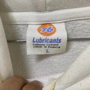 Puede incluir: Sudadera con capucha blanca con un logotipo 76 y el texto "Lubricants Authentic Licensed UNION 76 Product" en la etiqueta.