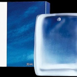 Puede incluir: Una botella rectangular azul y blanca de Kenzoair Eau de Toilette, con el nombre de la marca y el nombre del producto impresos en la parte delantera. La botella es de 50 ml.
