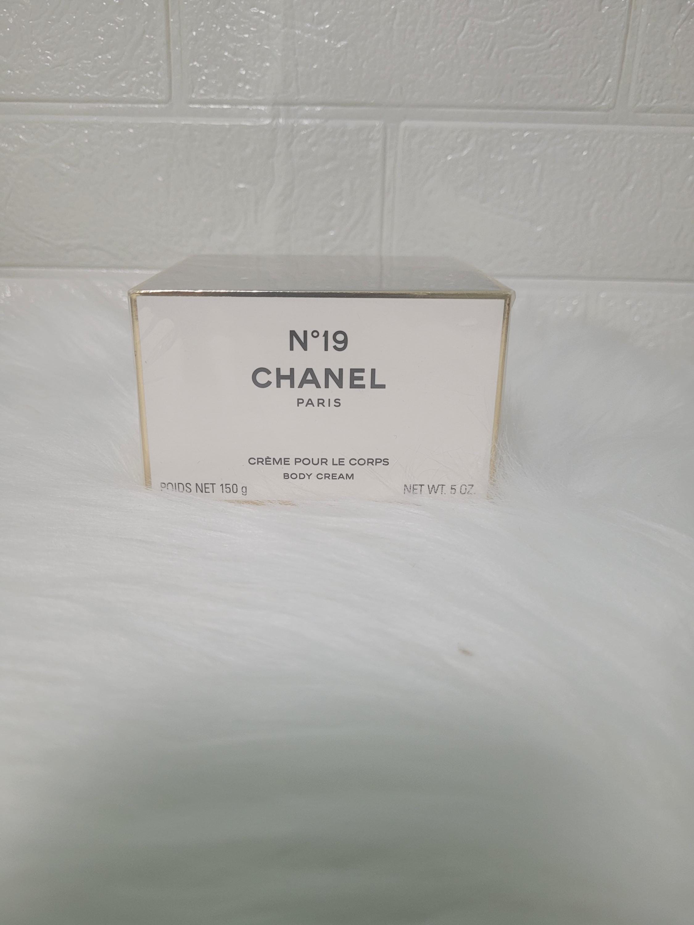 シャネル　N°19 ボディ クリーム Chanel No. 19 Body Cream Creme Pour Le Corps 150 G/ 5 Fl.oz