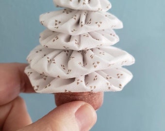Miniatyr julgransdekoration | EN (1) | 7,5 cm hög | 100 % bomullstyg | Juldekorationer | Handgjorda | Fri frakt inom USA |