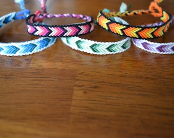 Pulseira da amizade com padrão chevron com bordas personalizáveis - você escolhe as cores! - ONE BRACELET