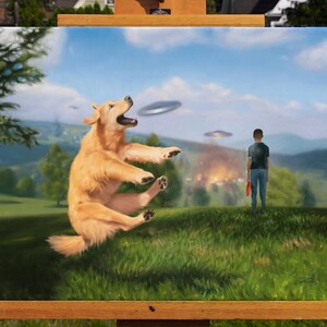 Könnte beinhalten: Ölgemälde auf Leinwand, das einen Golden Retriever zeigt, der auf eine fliegende Untertasse zuspringt. Eine Person steht in der Ferne und hält eine Frisbeescheibe. Der Hintergrund zeigt ein brennendes Gebäude und einen blauen Himmel.