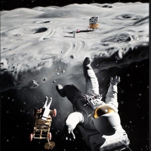Puede incluir: Una pintura en blanco y negro de un astronauta flotando en el espacio, con un m&oacute;dulo lunar y una bandera en el fondo. El astronauta lleva un traje espacial blanco con un casco dorado. La pintura se titula "Canvas Print 16x20".