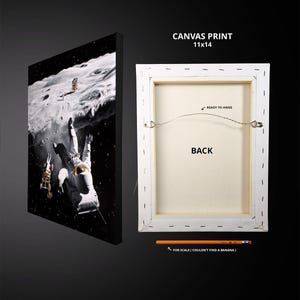 Puede incluir: Una impresi&oacute;n en lienzo de un astronauta cayendo por el espacio con una luna en el fondo. La impresi&oacute;n mide 28x36 cm y est&aacute; lista para colgar.