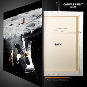 Puede incluir: Una impresi&oacute;n en lienzo de un astronauta cayendo por el espacio con un paisaje lunar en el fondo. La impresi&oacute;n mide 40,6 x 50,8 cm y viene lista para colgar.