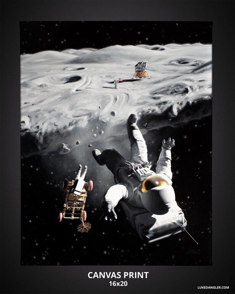Puede incluir: Una pintura en blanco y negro de un astronauta flotando en el espacio, con un m&oacute;dulo lunar y una bandera en el fondo. El astronauta lleva un traje espacial blanco con un casco dorado. La pintura se titula "Canvas Print 16x20".