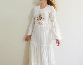 Vintage 70s White Embroidered Crinkle Cotton Maxi Dress / 1970s Bohemian Hippie Dress