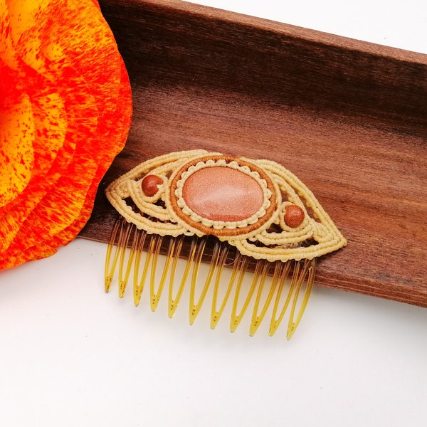 Macrame hair comb with goldstone in vanilla