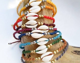 Tobillera de macramé con concha de cauri en muchos colores
